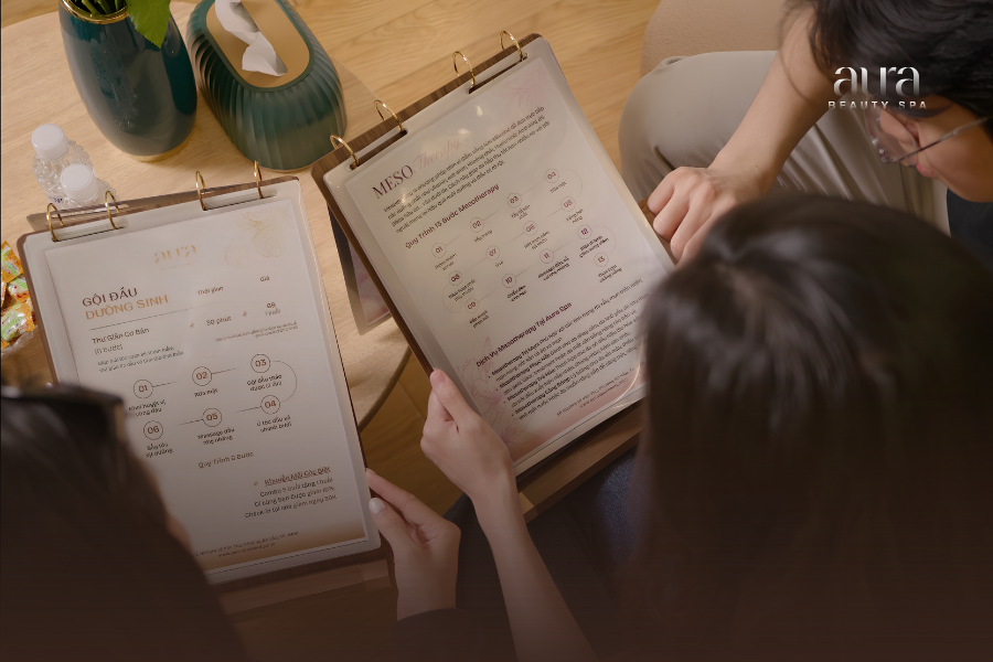 Khách hàng thoải mái tham khảo menu dịch vụ Aura